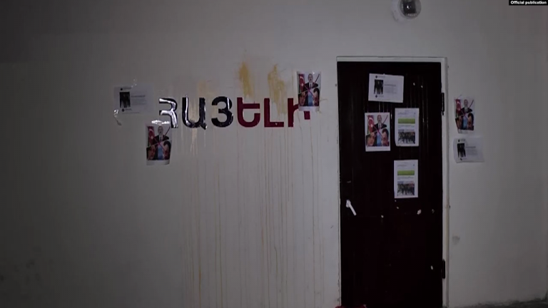 "Hayeli" Press Club door after the attack | hayeli.am